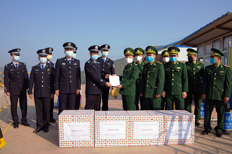 Trao 10.000 khẩu trang tặng lực lượng bảo vệ biên giới Trung Quốc

